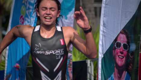 Cerca-De-Un-Atleta-Masculino-Adolescente-Corriendo-Al-Final-De-Un-Triatlón-Haciendo-Un-Esfuerzo-Extremo