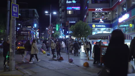 Straßenbahn-Mit-Getir-kommerziellen-Fahrten-Auf-Der-Belebten-Straße-In-Istanbul-Bei-Nacht