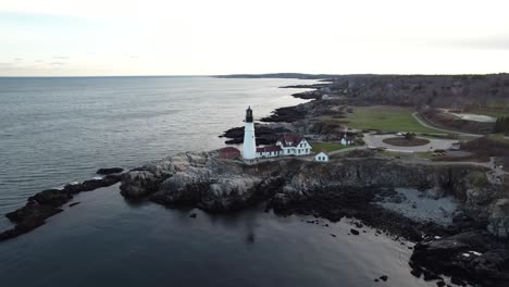 Vista-Aérea-Del-Faro-Principal-De-Portland-En-Cabo-Elizabeth-En-Maine,-Estados-Unidos