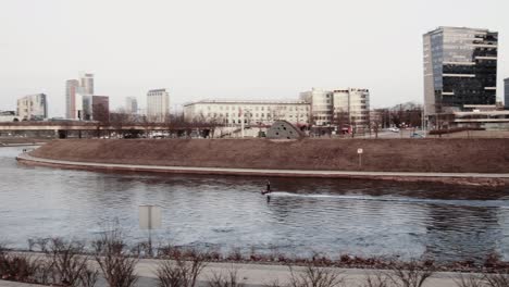 Un-Hombre-En-Una-Junta-De-Agua-Eléctrica-En-El-Río-Neris-En-Vilnius,-Lituania