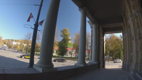 Tráfico-En-El-Casco-Antiguo-De-Vilnius-En-Otoño