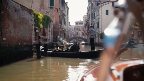 Gondolero-Estacionando-La-Góndola-En-Los-Canales-De-Venecia,-Italia