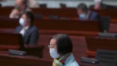 Una-Mujer-Legisladora-Habla-Durante-Una-Reunión-En-La-Cámara-Principal-Del-Consejo-Legislativo-En-Hong-Kong