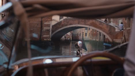 Una-Vista-De-Los-Canales-Y-Edificios-De-Venecia-Desde-Un-Barco-Con-El-Conductor