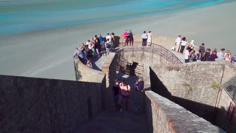 Leute-Im-Urlaub-Genießen-Die-Malerische-Aussicht-Von-Diesem-Aussichtspunkt-Am-Mont-saint-michel,-Frankreich