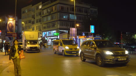 Ajetreado-Cruce-De-Estambul-Por-La-Noche-Lleno-De-Coches,-Autobuses-Y-Gente-Que-Camina