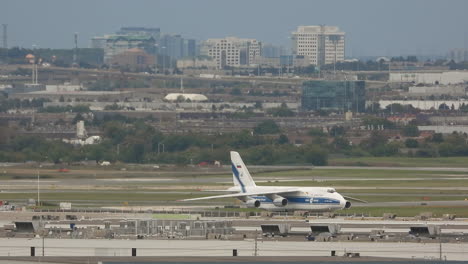 Russisches-Frachtflugzeug-Antanov-124,-Das-Auf-Dem-Flughafen-Toronto-Rollt,-Fernsicht