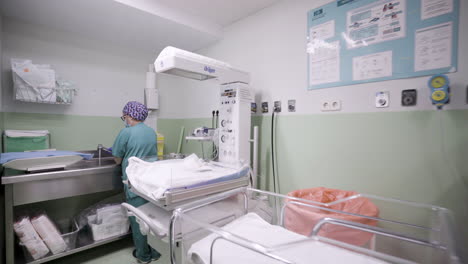 Unidad-De-Cuidados-Intensivos-Neonatales-Nicu-Para-Bebés-Con-Personal-De-Trabajo