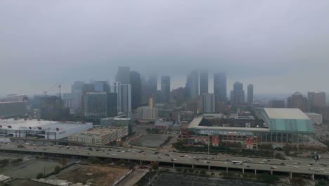 Luftaufnahme-Des-Minute-Maid-Park-Und-Der-Skyline,-Im-Nebligen-Houston,-Usa---Verfolgung,-Drohnenaufnahme