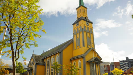 Torre-De-La-Iglesia-Y-Entrada-Principal-De-La-Catedral-De-Tromso