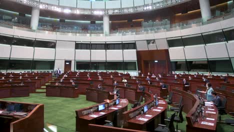 Weitschussansicht-Von-Gesetzgebern,-Die-Während-Einer-Sitzung-In-Der-Hauptkammer-Des-Legislativrates-In-Hongkong-Sitzen