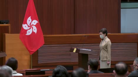 La-Ex-Directora-Ejecutiva-De-Hong-Kong,-Carrie-Lam,-Preside-La-Ceremonia-De-Toma-De-Juramento-Para-Jurar-Alianza-Con-La-Ley-Básica-Mientras-Se-Encuentra-Junto-A-La-Bandera-De-Hong-Kong-En-La-Cámara-Principal-Del-Consejo-Legislativo
