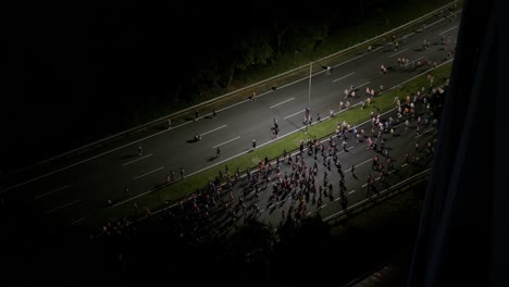 Gente-Corriendo-Maratón-Temprano-En-La-Mañana-Antes-Del-Amanecer