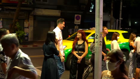 Thailand,-Bangkok---18-August-2022:-The-queue-in-front-of-Thipsamai-restaurant-in-Bangkok,-where-people-wait-to-enter-and-eat-their-famous-pad-thai