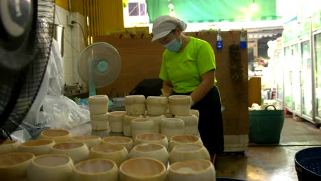 Tailandia,-Bangkok---13-De-Agosto-De-2022:-Mujer-Preparando-El-Cuenco-Para-Jalea-De-Coco-Raspando-Pulpa-De-Coco-Usando-Una-Herramienta-Raspadora