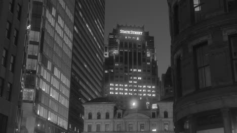 El-Paisaje-Urbano-Del-Centro-De-Boston-Por-La-Noche-Cinemático-En-Blanco-Y-Negro-Con-El-Edificio-De-La-Calle-State-En-El-Fondo