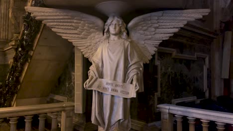 Estatua-De-Mármol-De-Tamaño-Natural-De-Un-ángel-En-La-Iglesia-Católica-Candelária-Con-Escrito-En-Latín-En-Una-Pancarta-En-Las-Manos-Frente-Al-Altar-Que-Dice-Inclina-Tu-Oído-Y-Recibe-Las-Palabras-De-Comprensión