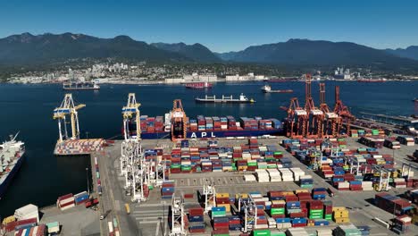 Schiffscontainer-Und-Kräne-Auf-Dem-Lagerbereich-Eines-Containerterminals-Im-Hafen-Von-Vancouver-In-Kanada