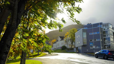 Helles-Sonnenlicht-Mit-Einer-Morgenbrise-Im-Herbst-In-Tromso,-Troms-Og-Finnmark,-Norwegen