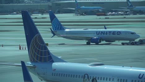 Pista-Laxa-Del-Aeropuerto-De-Los-Ángeles-Con-Aviones-De-United-Airlines