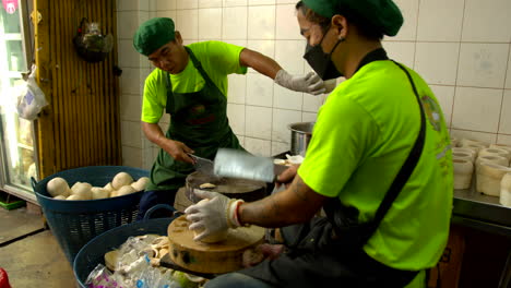 Tailandia,-Bangkok---13-De-Agosto-De-2022:-Fabricación-De-Gelatina-De-Coco-Con-Dos-Trabajadores-Varones-Que-Preparan-La-Cáscara-Para-Cortar-La-Gelatina-Coco-Verde-Pelado-Superior