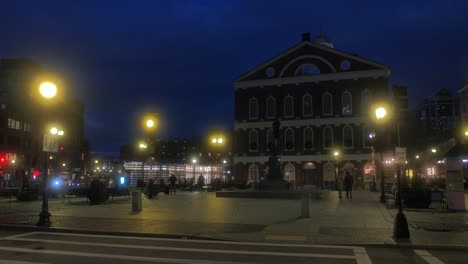 Vista-Desde-La-Calle-De-La-Gente-En-El-Centro-De-Visitantes-Faneuil-Hall-Por-La-Noche-En-Boston,-Massachusetts,-Estados-Unidos