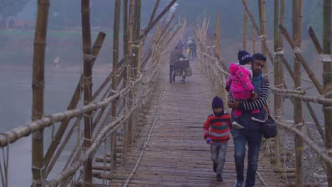 En-Invierno,-Se-Construye-Un-Puente-De-Bambú-En-El-Río-Debido-A-La-Escasez-De-Agua-Y-La-Gente-De-La-Parte-Superior-Y-Sobre-El-Camino-Lo-Atraviesa