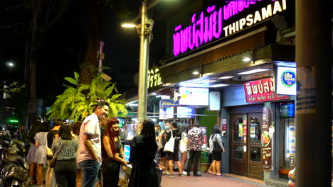 Tailandia,-Bangkok---18-De-Agosto-De-2022:-Gente-Esperando-En-Fila-Para-Comer-En-Thipsamai-En-Bangkok,-Tailandia-Para-Comer-Su-Famoso-Pad-Thai