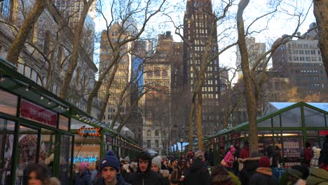 Gente-Abarrotada-Corriendo-En-Las-Tiendas-A-Lo-Largo-Del-Mercado-Navideño-De-Bryant-Park-En-Manhattan-Midtown,-Ciudad-De-Nueva-York,-Estados-Unidos