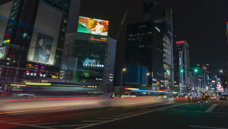 Gleitender-Zeitraffer-Des-Abendlichen-Verkehrs-An-Der-Kreuzung-Der-Gangnam-Station,-Seoul,-Südkorea