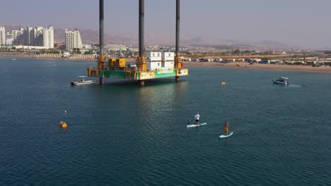 Standup-Paddle-Boarding-An-Der-Strandküste-Von-Hadatiyim-Bei-Einem-Erdgasfeld