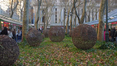 Gente-Caminando-Por-Las-Tiendas-De-Puestos-En-El-Mercado-Navideño-De-Bryant-Park,-Nueva-York,-Estados-Unidos