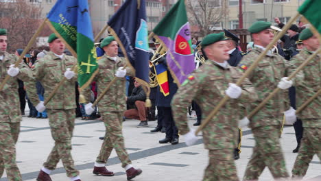 Soldaten,-Die-Fahnen-Tragen,-Marschieren-In-Der-Parade-Zum-Großen-Gewerkschaftstag,-Miercurea-Ciuc,-Rumänien