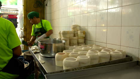 Tailandia,-Bangkok---13-De-Agosto-De-2022:-Hombres-Trabajadores-Cortando-Coco-Verde-Fresco-Superior-Preparando-Cáscara-Para-Gelatina-De-Coco,-Famoso-Postre-Tailandés