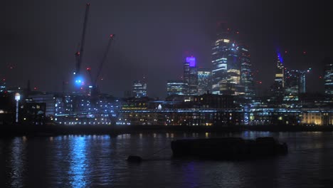 Panorama-Del-Puente-Del-Milenio-Y-La-Ciudad-Junto-Al-Río-Támesis-En-La-Noche-En-Londres,-Reino-Unido