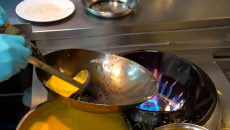 Tailandia,-Bangkok---18-De-Agosto-De-2022:-Chef-Poniendo-Aceite-En-Una-Sartén-Caliente,-Agregando-Huevos-Y-Verduras,-Haciendo-Tortilla-Tailandesa-Vegetariana-En-El-Restaurante