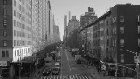 Monocromo-Del-Paisaje-Urbano-Visto-Desde-El-Parque-Elevado-De-High-Line-En-Manhattan,-Nueva-York,-Ee.uu.