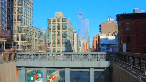 Toma-De-Un-Puente-Sobre-Una-Carretera-Con-Edificios-Altos-Visibles-A-Lo-Largo-Del-Horizonte-En-Manhattan,-Nueva-York,-Ee.uu.-Durante-El-Día