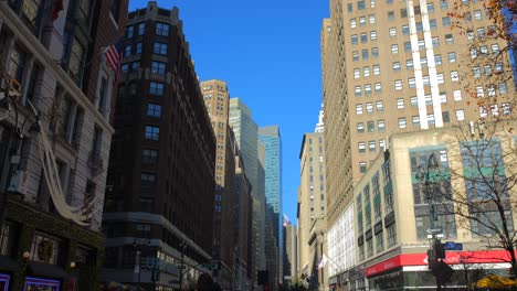 Tiro-De-ángulo-Bajo-Del-Horizonte-De-Nueva-York-A-Ambos-Lados-De-La-Carretera-En-Manhattan,-Nueva-York,-Estados-Unidos-Durante-El-Día