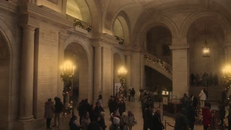 Visitantes-En-La-Sucursal-Principal-De-La-Biblioteca-Pública-Astor-Hall-De-Nueva-York-Con-Adornos-Navideños-En-Manhattan,-Nueva-York.