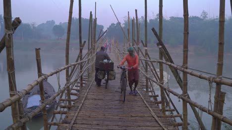 En-Invierno,-Se-Construye-Un-Puente-De-Bambú-En-El-Río-Debido-A-La-Escasez-De-Agua-Y-La-Gente-De-La-Parte-Superior-Y-Sobre-El-Camino-Lo-Atraviesa