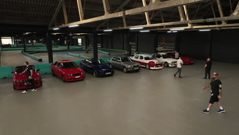 Old-School-Underground-BMW-E30-Club-Meeting-Event-Im-Go-Kart-Lager,-Luftaufnahme-Dolly-Rechts