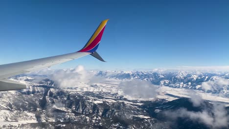 Südwestlicher-Flugzeugflügel,-Der-über-Felsiger-Bergkette-Im-Winter-Fliegt