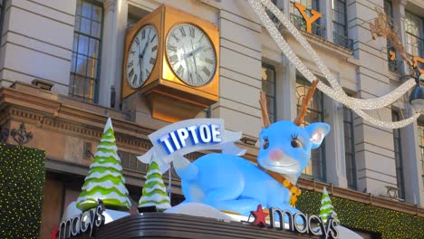 Ikonische-Uhr-Und-Auf-Zehenspitzen-Die-Blaue-Rentierdekoration-Am-Eingang-Von-Macy&#39;s-Herald-Square-Während-Der-Weihnachtszeit-In-New-York-City