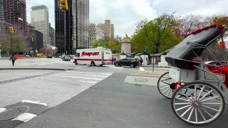 Caballo-Y-Carruaje-En-Las-Calles-De-Manhattan,-Tráfico-De-La-Ciudad-De-Nueva-York