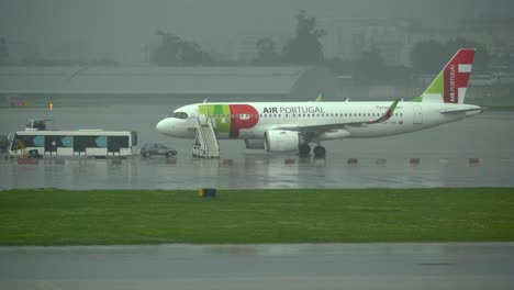 Tap-Air-Avión-De-La-Aerolínea-Portuguesa-Se-Encuentra-En-El-Aeropuerto-De-Lisboa-Y-Se-Prepara-Para-Viajar-De-Salida