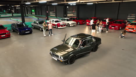 Klassischer-Glänzender-Grüner-Bmw-E30,-Der-Am-Club-lagerautoshow-event-Ankommt-Und-Luftbild-Umkreist