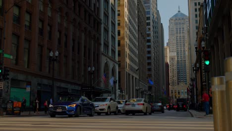 Los-Autos-Viajan-A-Través-De-Una-Intersección-En-El-Centro-De-Chicago