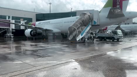 Tap-Air-Avión-De-La-Aerolínea-Portuguesa-Se-Encuentra-En-El-Aeropuerto-De-Lisboa-Y-Se-Prepara-Para-Viajar-De-Salida