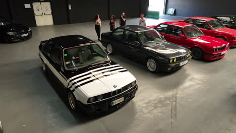 Kundenspezifische-Bmw-E30-fahrzeuge,-Die-In-Der-Klassischen-Lagerautoshow-Der-Alten-Schule-Geparkt-Sind,-Langsame-Orbit-ansicht-Aus-Der-Luft